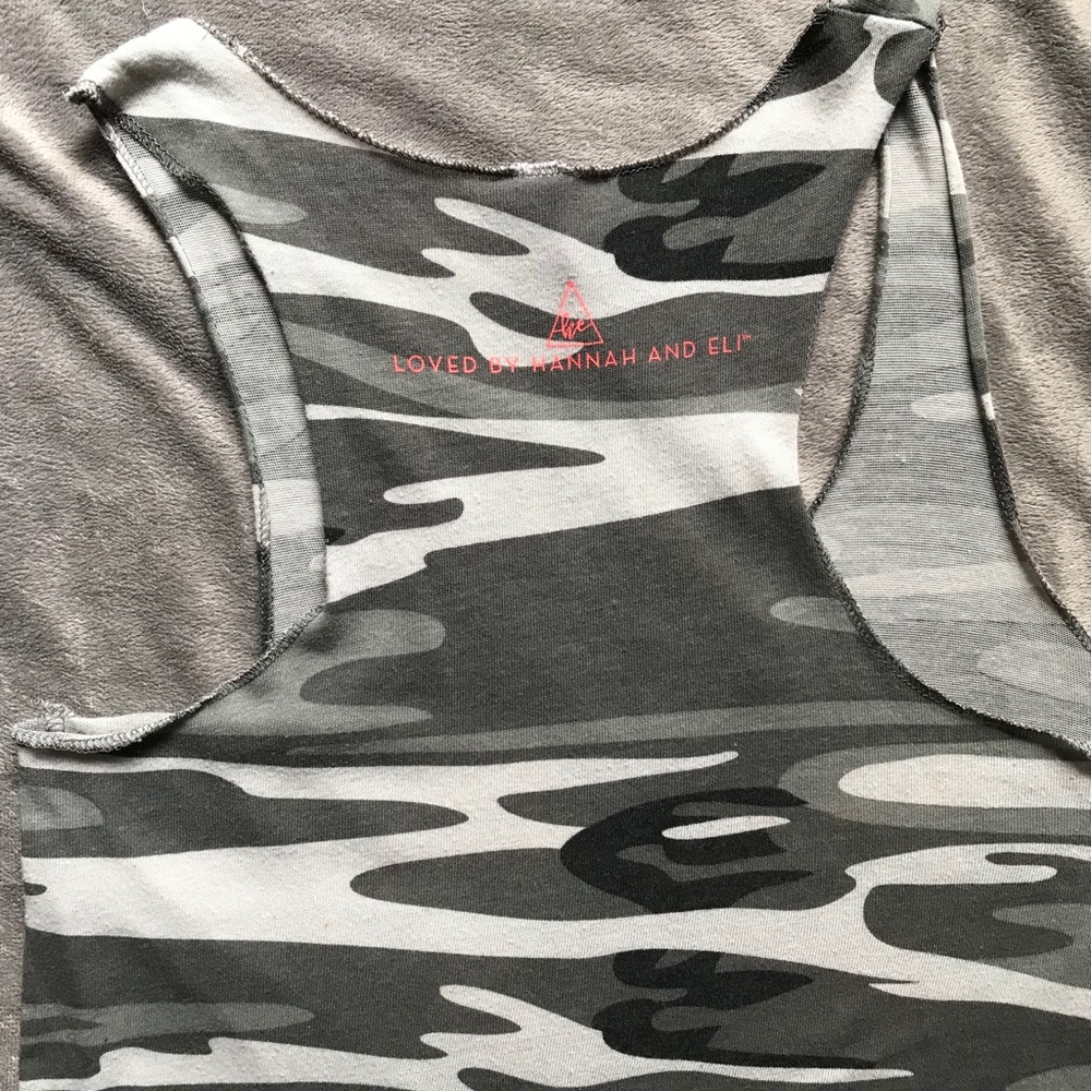 *SOLD* Neon Mamma Bear Camo Tank Top 🐻 💕 - Picture 4 of 6